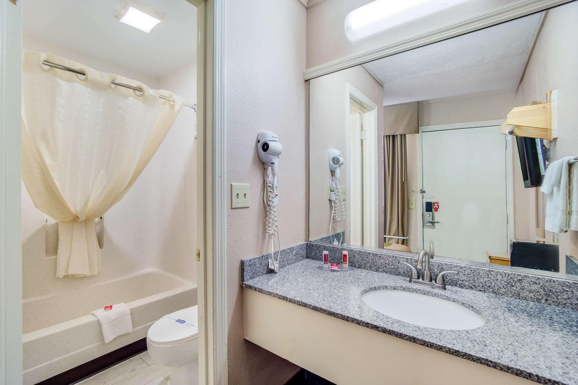 Econo Lodge Уолтерборо Экстерьер фото